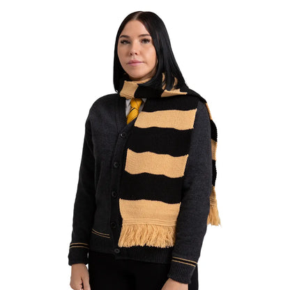 Vue rapprochée de l'écharpe à rayures Poufsouffle - Harry Potter, confectionnée avec précision pour un style authentique.