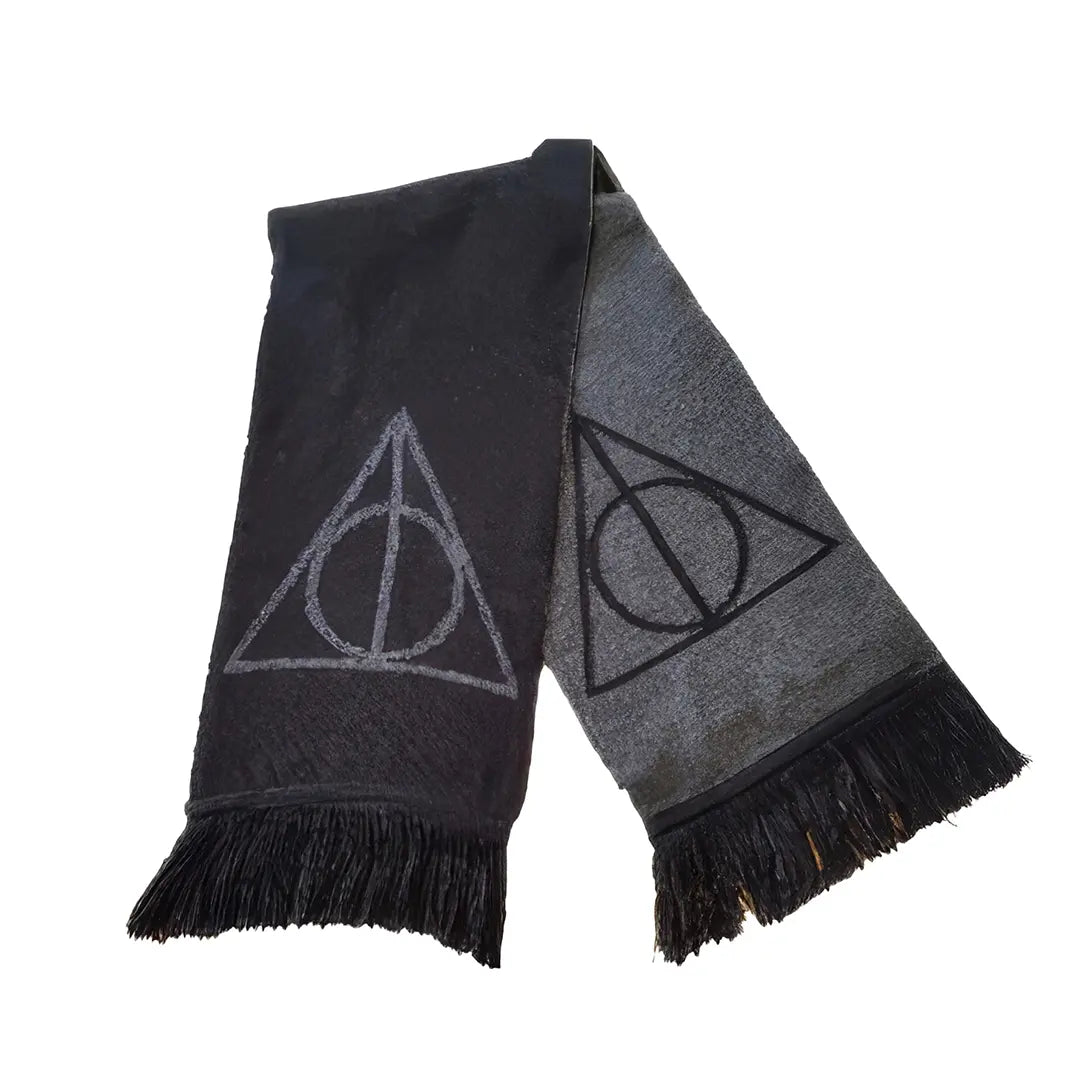 Écharpe Reliques de la Mort inspirée par Harry Potter, symbole de magie et de fandom, 100% acrylique, tricotée dans la même filature écossaise que les costumes des films, parfaite pour les fans de la saga.