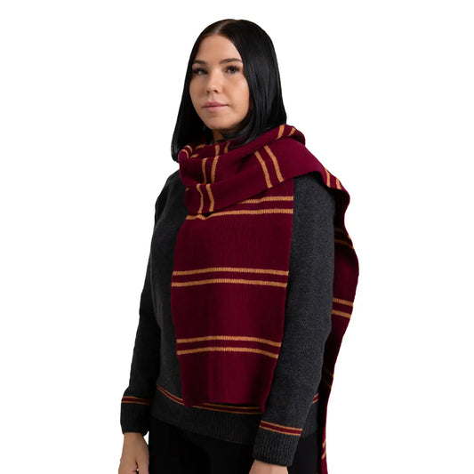 Vue détaillée de l'Écharpe Gryffondor - Harry Potter, conçue avec un design authentique et de haute qualité, parfaite pour porter fièrement les couleurs de votre maison.