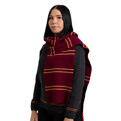Vue détaillée de l'Écharpe Gryffondor - Harry Potter, conçue avec un design authentique et de haute qualité, parfaite pour porter fièrement les couleurs de votre maison.