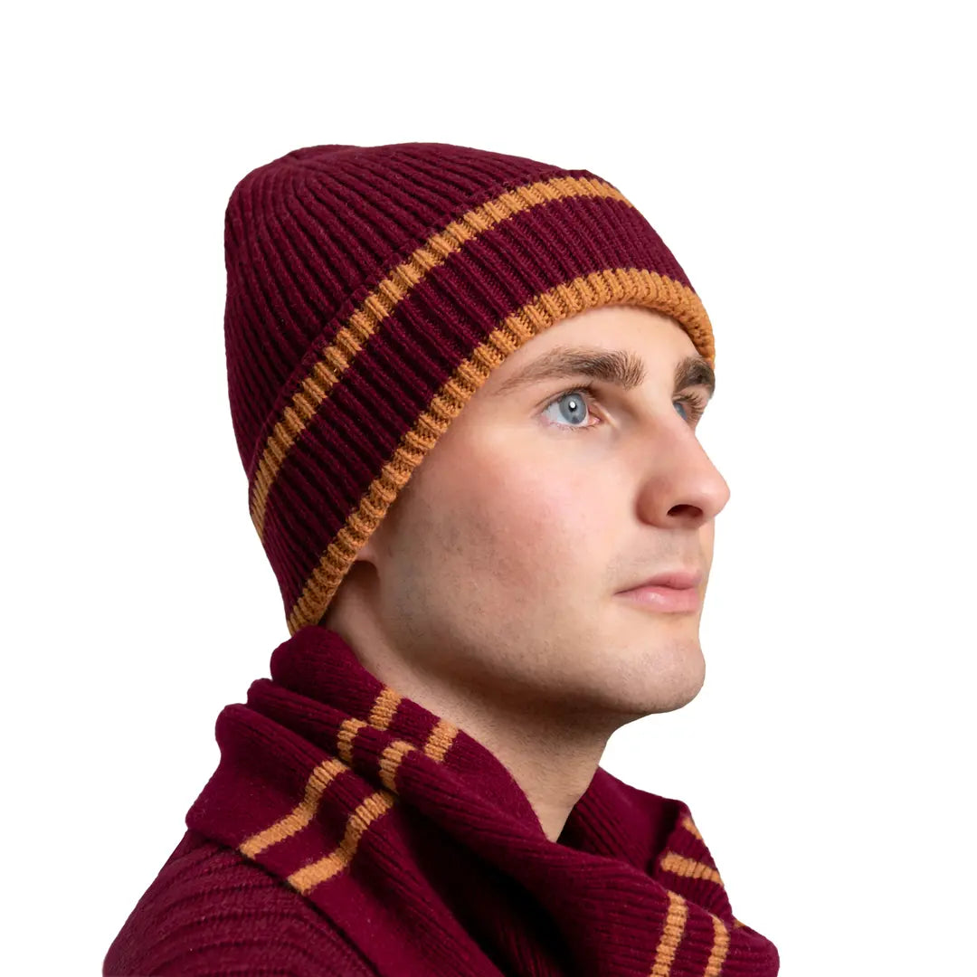 Détails du Bonnet Gryffondor - Harry Potter, fabriqué dans une manufacture écossaise, révélant des couleurs emblématiques et un design sous licence officielle.