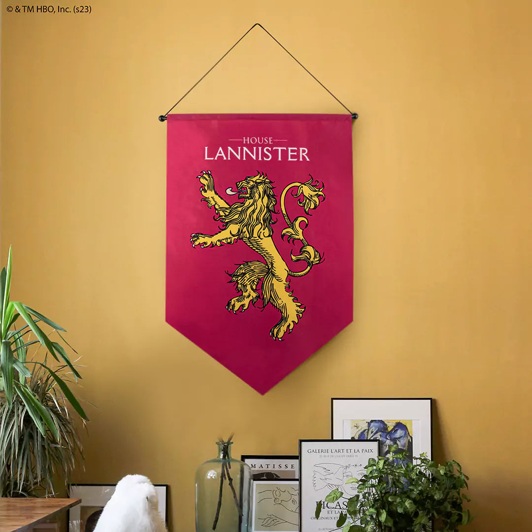 Bannière blason Lannister - Game of Thrones exposée sur un mur, ajoutant une touche de noblesse et d'élégance à votre décoration intérieure.