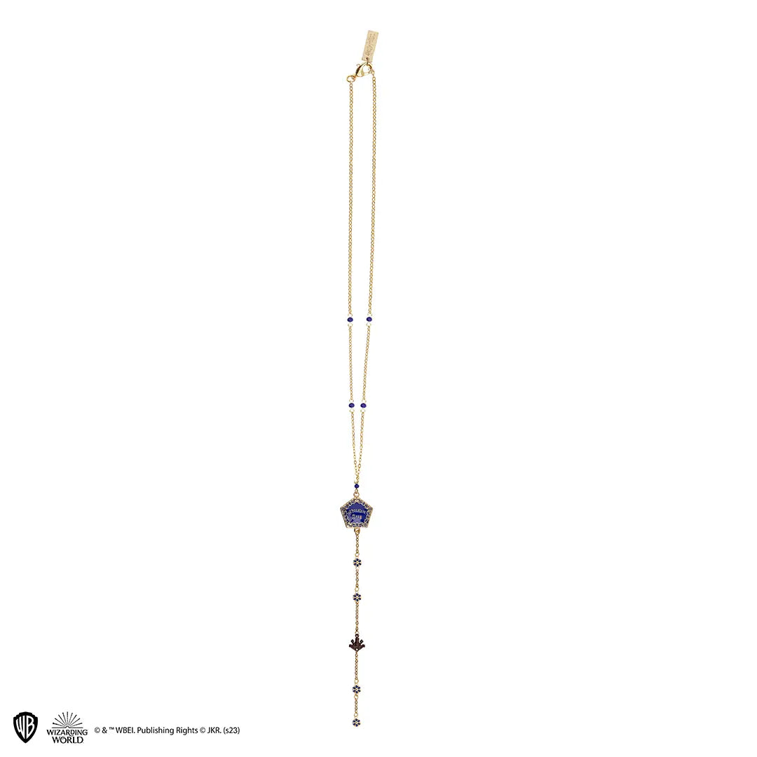 Zoom sur le Collier long Chocogrenouille - Harry Potter, mettant en avant ses strass scintillants et sa chaîne élégante.