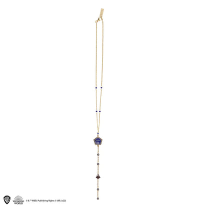 Zoom sur le Collier long Chocogrenouille - Harry Potter, mettant en avant ses strass scintillants et sa chaîne élégante.