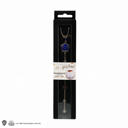 Collier long Chocogrenouille - Harry Potter exposé dans une boîte de présentation, idéal pour les collectionneurs et fans de la saga.