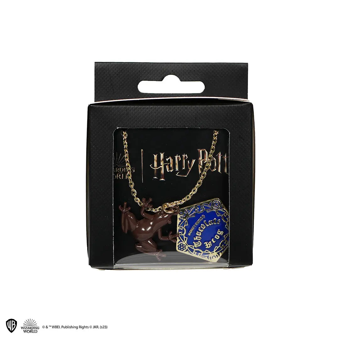 Collier Chocogrenouille - Harry Potter porté, ajoutant une touche magique et originale à votre style au quotidien.
