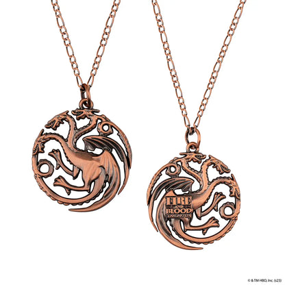 Zoom sur le Collier blason Targaryen - Game of Thrones, affichant le pendentif de l'emblème Targaryen.