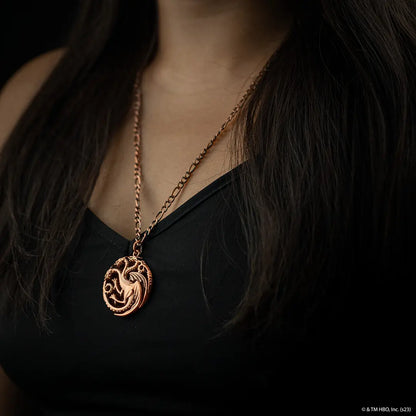 Collier blason Targaryen - Game of Thrones, un bijou élégant avec l'emblème de la maison Targaryen, symbole de dragons et de puissance.