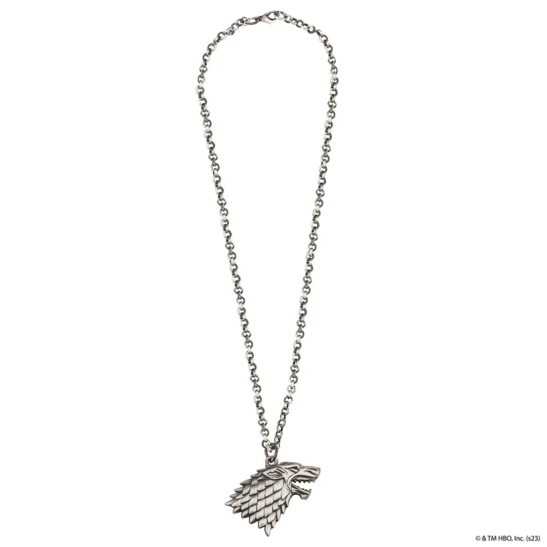 Collier blason Stark - Game of Thrones porté, révélant un style audacieux et une passion pour la saga emblématique.