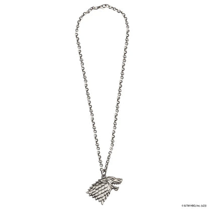 Collier blason Stark - Game of Thrones porté, révélant un style audacieux et une passion pour la saga emblématique.