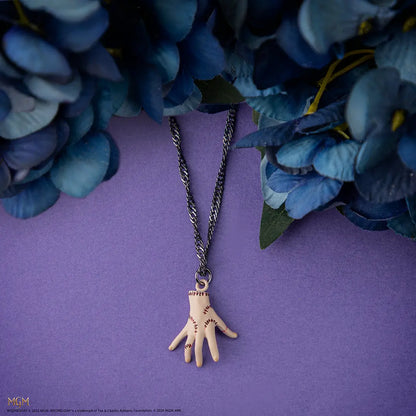 Le Collier La Chose - Wednesday porté, ajoutant une touche chic et raffinée à une tenue.