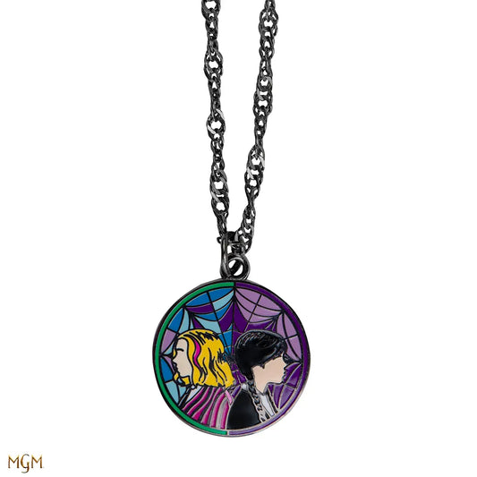 Collier Wednesday et Enid - Un bijou chic et audacieux inspiré de l'univers mystérieux de Wednesday, mettant en avant un élégant pendentif en alliage de zinc, parfait pour rehausser votre style.