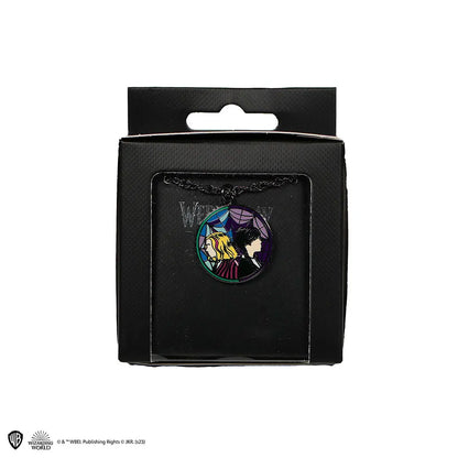 Collier Wednesday et Enid porté - Une pièce unique qui attire les regards, idéale pour toutes les occasions.