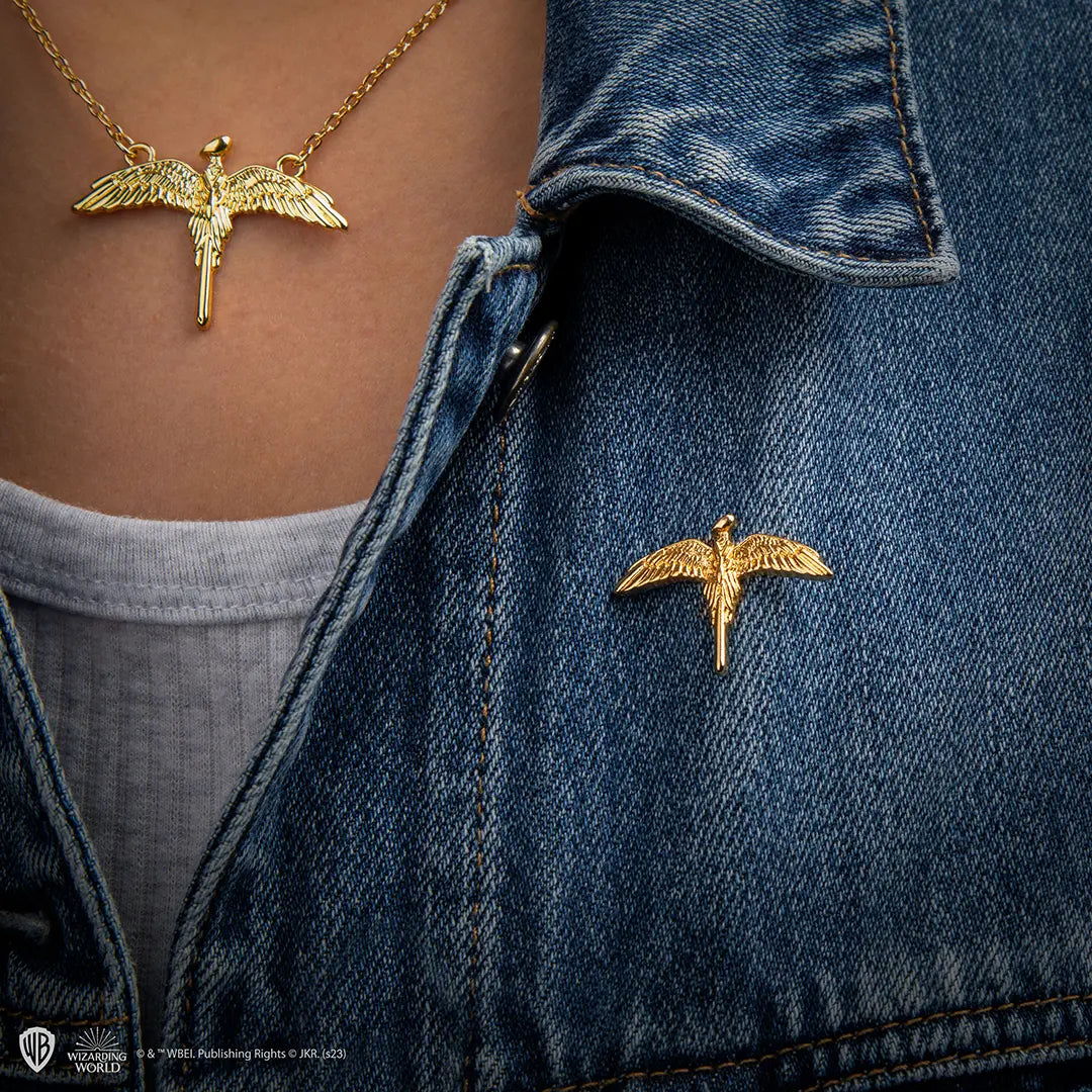 Détails élégants du Pin’s Fumseck - Harry Potter, fait en alliage de zinc, parfait pour orner vestes et sacs.