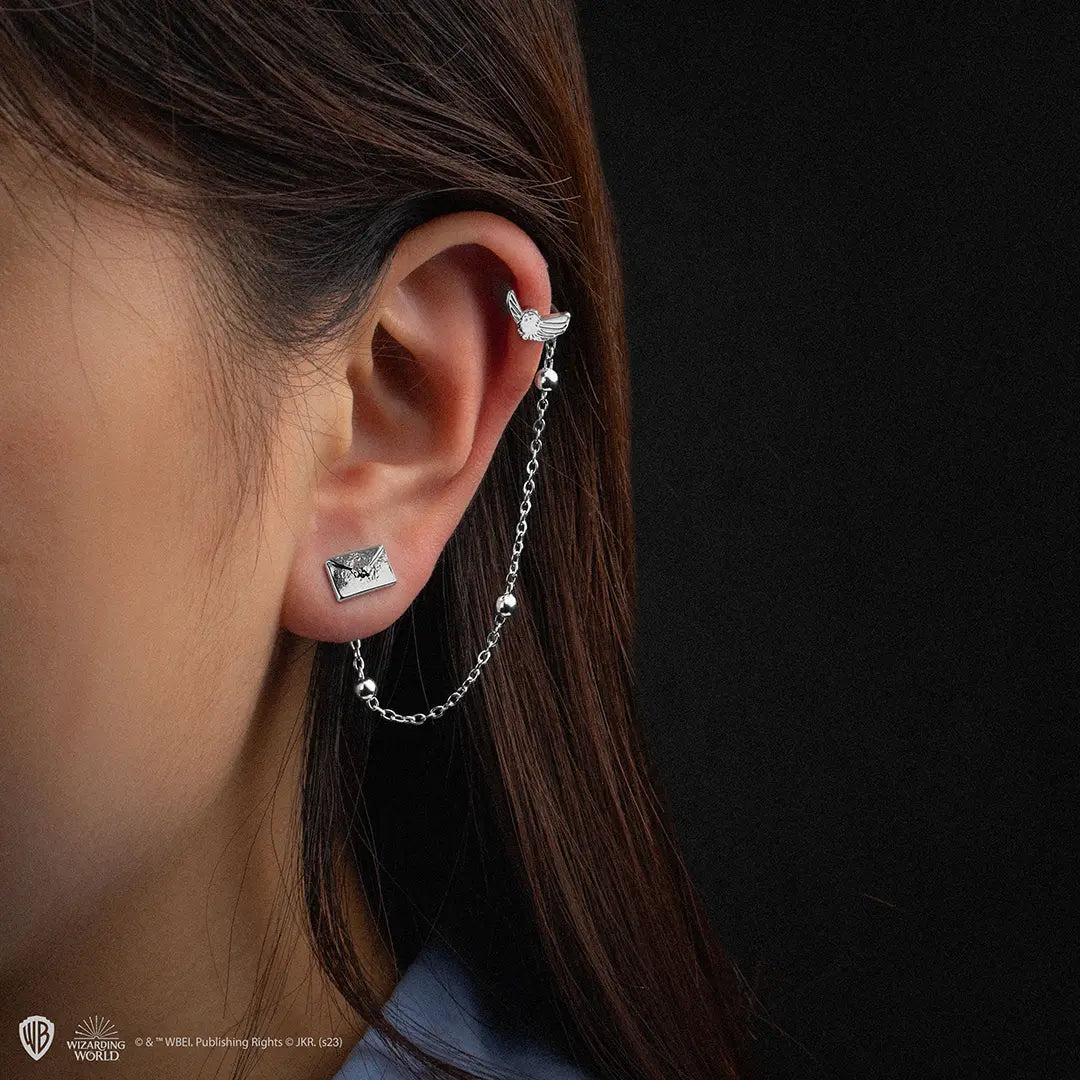 Détails raffinés de la Boucle et Bague d’oreille Hedwige - Harry Potter, mettant en avant le design français sophistiqué et l'alliance de l'élégance et de la féerie.