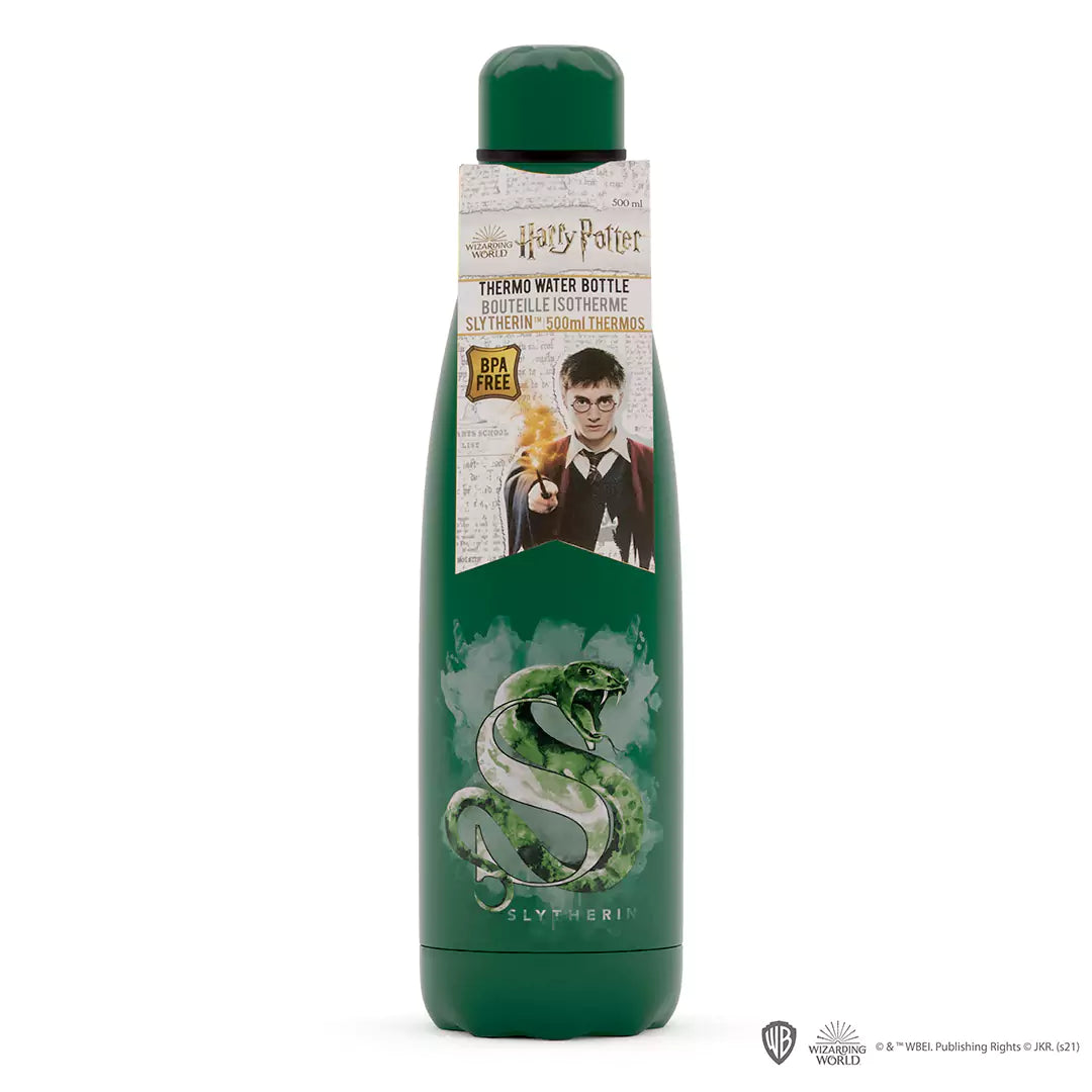 Bouteille isotherme 500ml Serpentard Harry Potter en situation, parfaite pour les aventures magiques et le maintien de vos boissons.