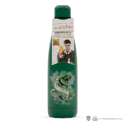 Bouteille isotherme 500ml Serpentard Harry Potter en situation, parfaite pour les aventures magiques et le maintien de vos boissons.