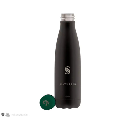 Détail de la Bouteille isotherme 500ml - Blason de Serpentard - Harry Potter, mettant en avant la capacité de conservation thermique exceptionnelle de 15 heures pour boissons chaudes ou froides.