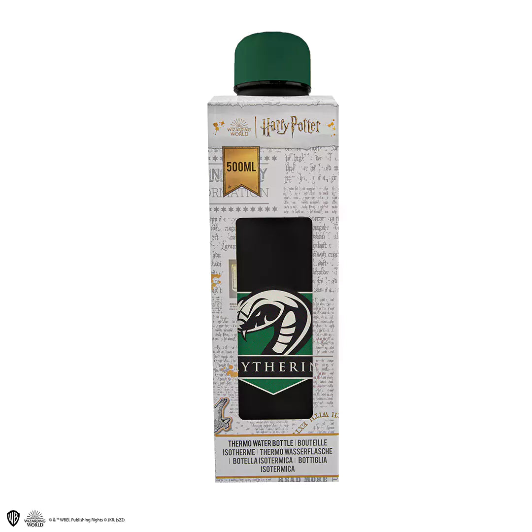 Bouteille isotherme 500ml - Blason de Serpentard - Harry Potter, exposée dans un environnement magique, soulignant son importance pour les sorciers souhaitant allier style et fonctionnalité.