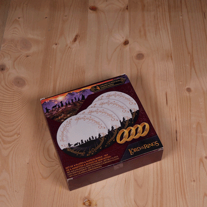 Lot de 4 assiettes et 4 anneaux ronds de serviettes - Seigneur des Anneaux, un ensemble exceptionnel qui plonge vos dîners dans l'univers épique de la Terre du Milieu avec des designs uniques inspirés des personnages de la Communauté de l'Anneau.