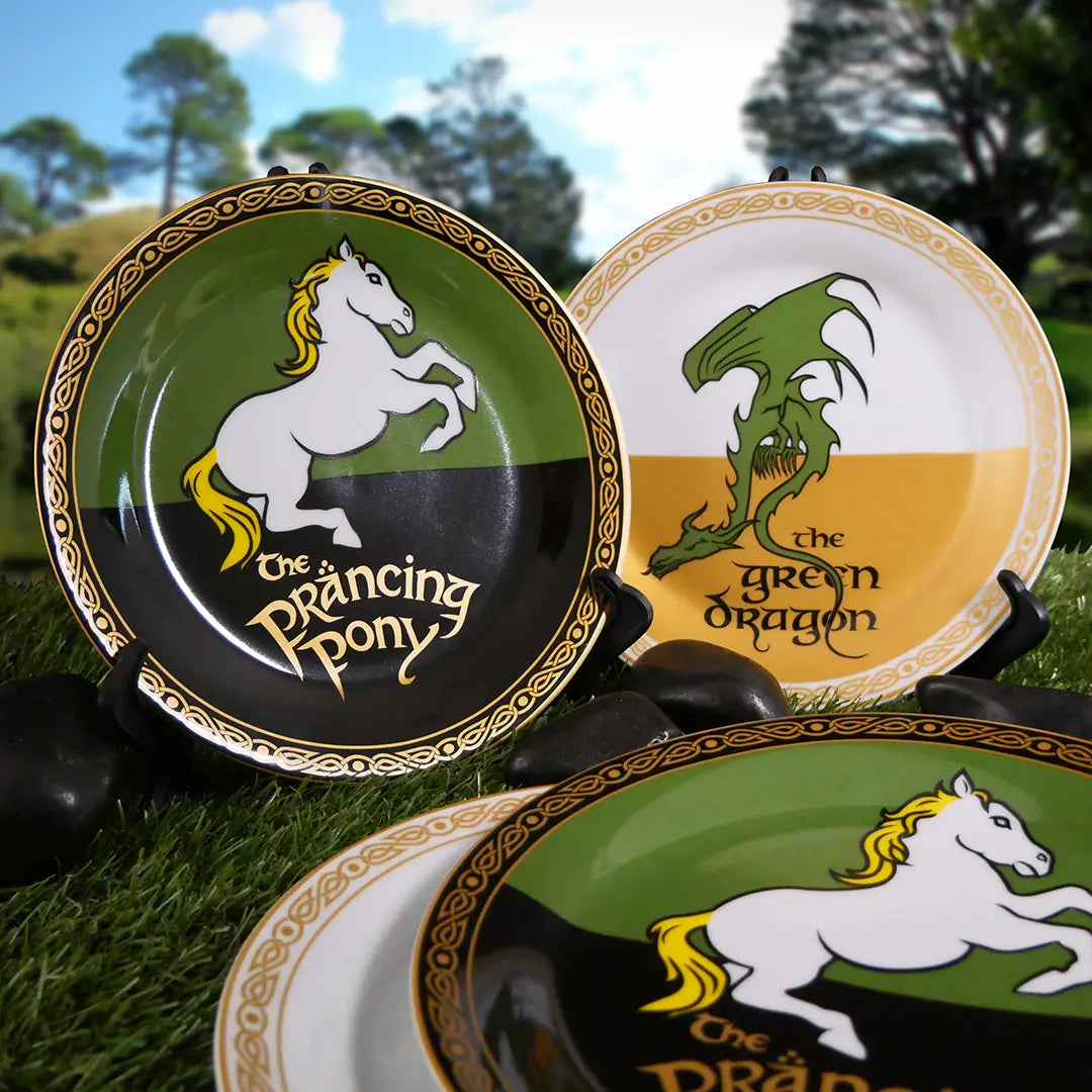 Vue d'ensemble du lot de 4 assiettes Seigneur des Anneaux - Tavernes, ajoutant une touche fantastique à votre table pour des dîners mémorables.