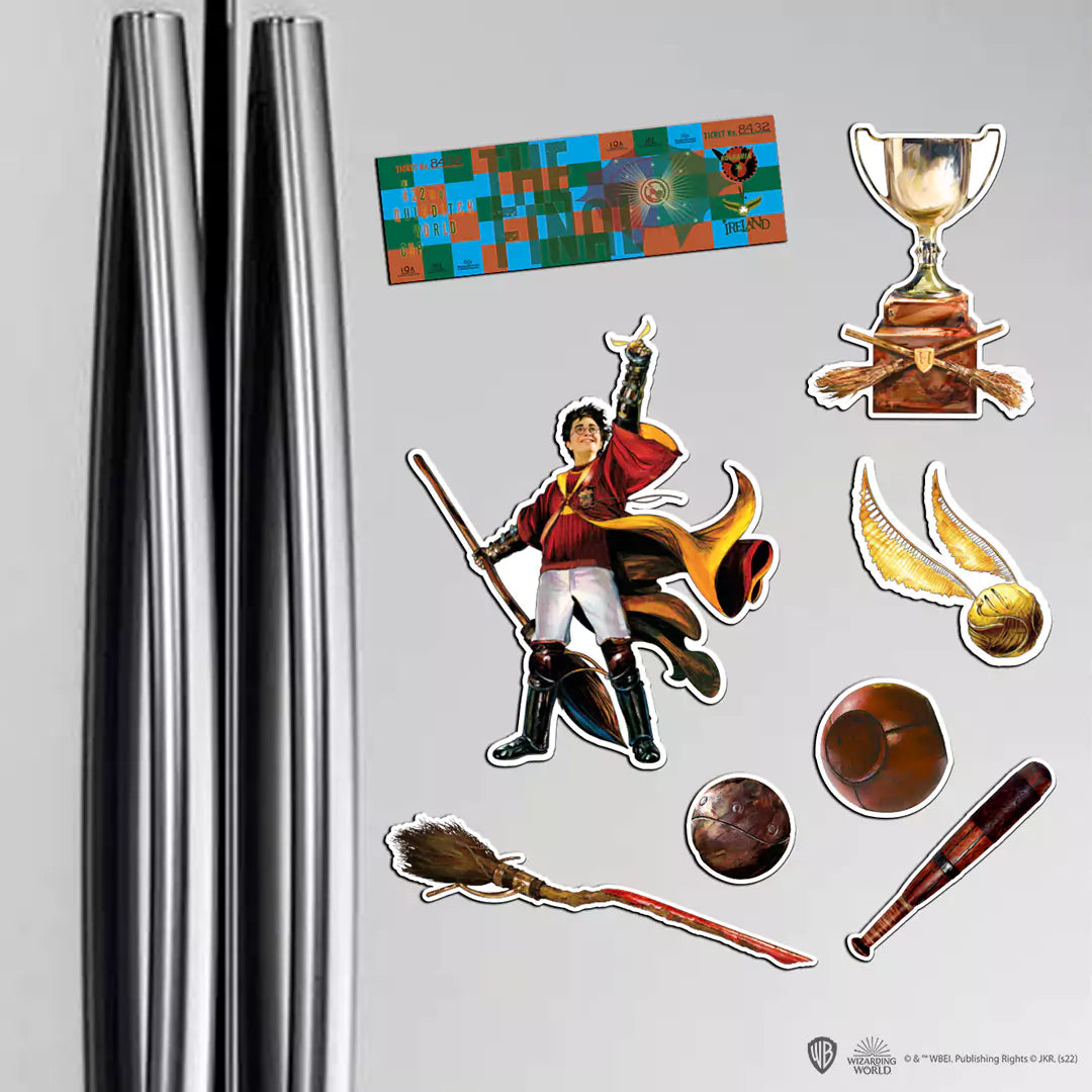 Planche de magnets en mousse Quidditch Harry Potter, incluant le vif d'or, Harry Potter avec son balai Nimbus 2000, et d'autres objets emblématiques du célèbre sport de sorciers, parfait pour les fans et la décoration.