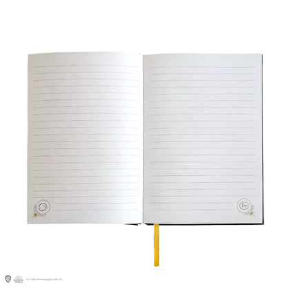 Carnet rigide et marque-page - Hermione et ses sorts, un accessoire enchanteur pour les passionnés de magie, offrant 160 pages pour écrire et dessiner, avec une couverture élégante et un marque-page exclusif.