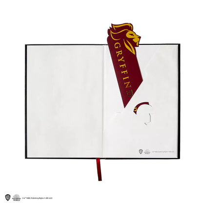 Carnet rigide et marque-page - Blason de Gryffondor posé sur un bureau, inspirant des idées créatives et un style d'écriture élégant.