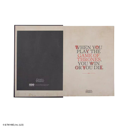 Carnet rigide Westeros - Game of Thrones sur un bureau, illustrant son utilisation quotidienne et son design luxueux.