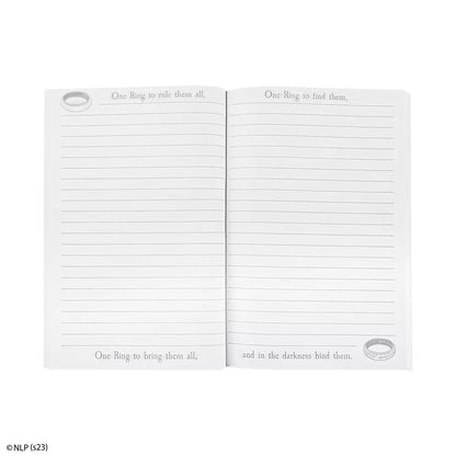 Carnet souple Sauron - Le Seigneur des Anneaux dans un sac à dos, mettant en avant sa taille pratique et sa qualité.