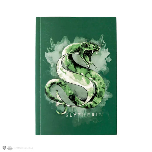 Carnet souple - Serpentard avec une couverture inspirée de la maison Serpentard, idéal pour les sorciers en herbe, offrant 120 pages vierges pour noter vos pensées et idées.