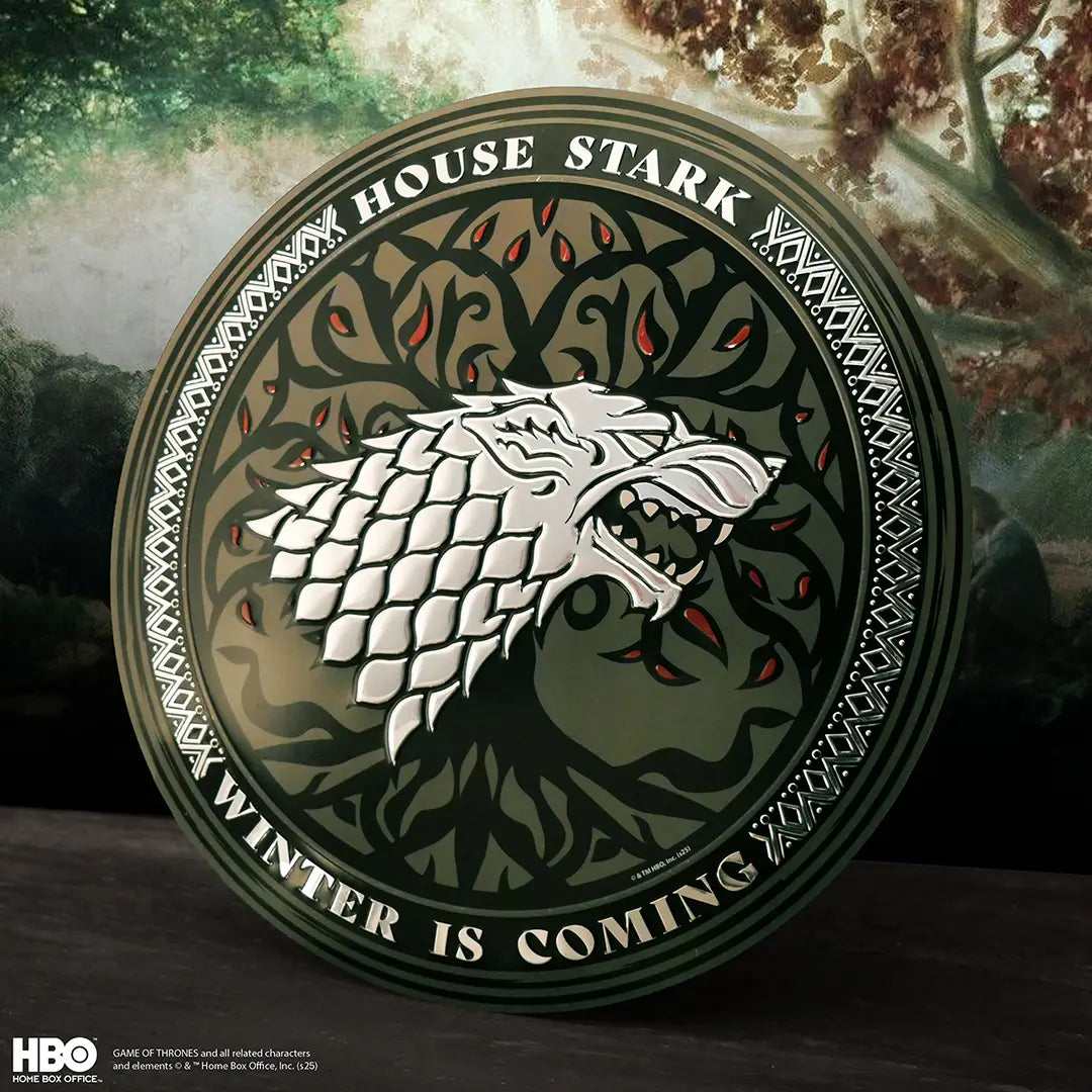 Détail de la plaque ronde en aluminium Stark - Game Of Thrones, mettant en avant la finition soignée et les dimensions de 30 cm.