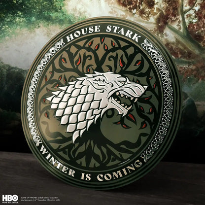 Détail de la plaque ronde en aluminium Stark - Game Of Thrones, mettant en avant la finition soignée et les dimensions de 30 cm.
