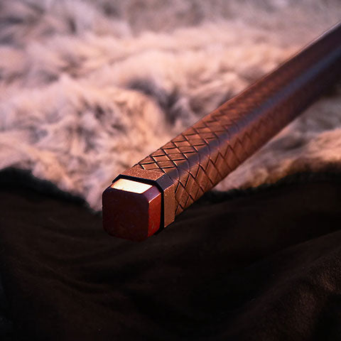 Hache Gimli - Le Seigneur des anneaux : Hache de Gimli présentée avec des accroches murales élégantes, parfaite pour les amateurs de la saga.