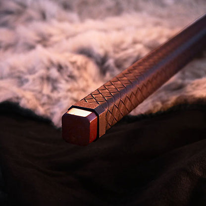 Hache Gimli - Le Seigneur des anneaux : Hache de Gimli présentée avec des accroches murales élégantes, parfaite pour les amateurs de la saga.