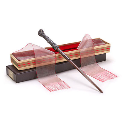 Baguette magique boîte Ollivander Harry Potter présentée dans son écrin velours, replica authentique de la baguette d'Harry Potter.