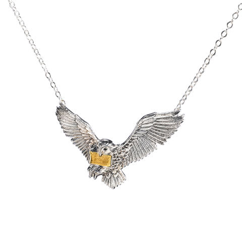 Collier Pendentif Hedwige - Harry Potter en argent massif 925, présentant un détail en plaqué or 24 carats, captivant l'élégance de la chouette emblématique de l'univers magique.