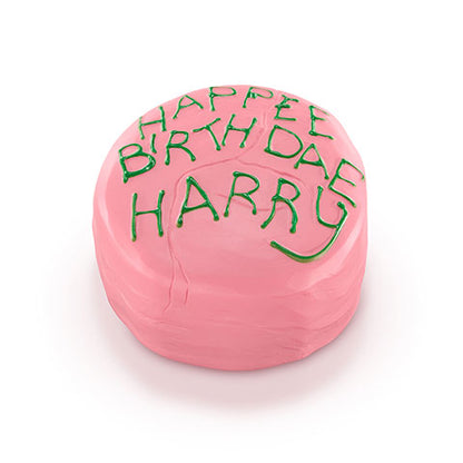 Gâteau d’anniversaire de Harry - Toyllectible Pufflums™ - Harry Potter, figurine en polyuréthane durable, idéale pour les fans de la saga.