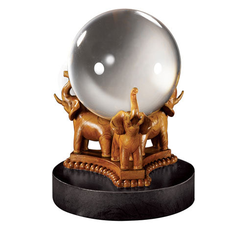 Boule de cristal de divination de Noble Collection, une pièce fascinante symbolisée par trois éléphants majestueux soutenant une sphère en verre de haute qualité, idéale pour des lectures de tarot et dévoiler des visions mystérieuses.