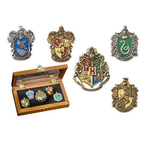 Pins des Maisons de Poudlard - Harry Potter : ensemble exquis de pins représentant les emblèmes de Gryffondor, Serpentard, Serdaigle et Poufsouffle, parfait pour les fans et collectionneurs.