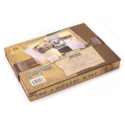 Boite d’artefacts Harry Potter contenant le Billet de Coupe du monde de Quidditch et autres souvenirs magiques.