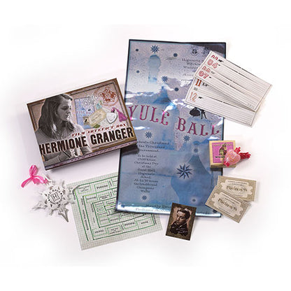 Découvrez la Boite d’artefacts Hermione Granger avec une vue sur ses objets emblématiques, idéale pour les fans d'Harry Potter.