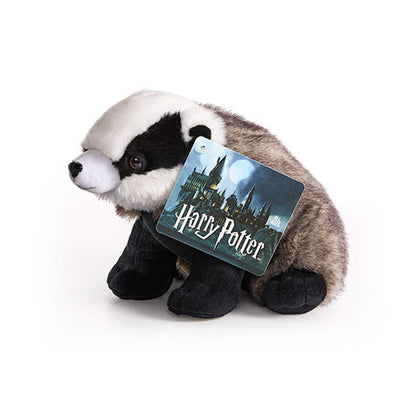 Peluche mascotte Poufsouffle - Harry Potter, mesurant environ 30 cm, fabriquée par Noble Collection avec des matériaux hypoallergéniques et durables.