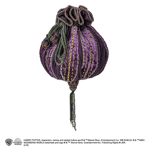 Détails du sac d’Hermione, mettant en valeur sa broderie, matière de haute qualité et cordon de serrage.