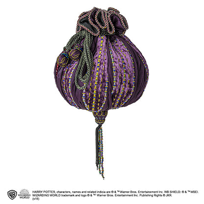 Détails du sac d’Hermione, mettant en valeur sa broderie, matière de haute qualité et cordon de serrage.