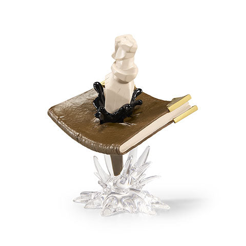 Détails captivants du Prop-Ups - Journal de Tom Jedusor & Croc de Basilic - Harry Potter, mettant en valeur l'affrontement entre le bien et le mal.