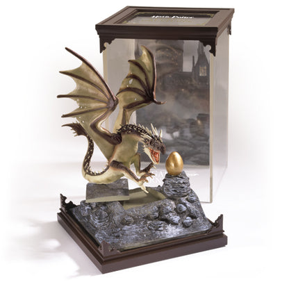 Présentation de la figurine Magyar à pointes - Créatures magiques Harry Potter dans une boîte transparente, idéale pour les collectionneurs.
