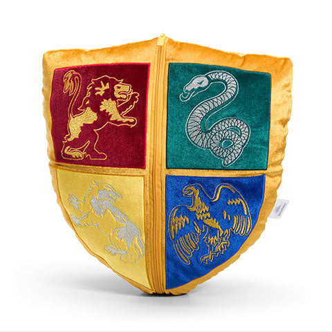 Détail de la peluche blason de Poudlard et Vif d’or - Harry Potter, confectionnée en polyester doux, parfaite pour un cadeau.