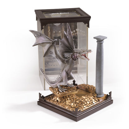 Vue plongeante du dragon de Gringotts, figurine emblématique de Harry Potter, présentée sur un support élégant pour une stabilité optimale.