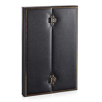 Écrin de collection en simili cuir noir pour la Réplique du collier d’Opale Maudit – Harry Potter, parfait pour une présentation élégante.